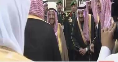 خادم الحرمين يستقبل أمير الكويت بمطار قاعدة الملك سلمان الجوية 