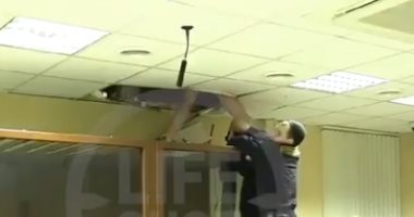 شاب روسى يحاول الهروب من فتحه السقف خلال محاكمته.. فيديو