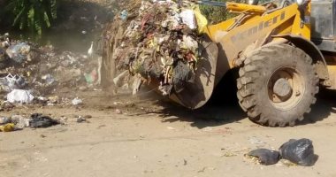 صور.. استجابة لـ" اليوم السابع".. رفع القمامة ومسح طريق كفر الحما فى طنطا