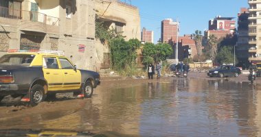 صور.. غرق شوارع المحلة بمياه الأمطار والدفع بسيارات الكسح لشفطها