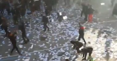 فيديو متداول.. جزائريون يلقون أوراق الاقتراع على الأرض