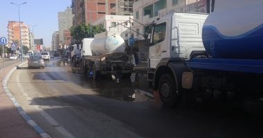 صور.. فرق طوارئ شركة مياه مطروح تزيل تجمعات مياه الأمطار بالشوارع 