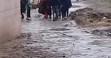 رصف طريق قرية جمعان.. مناشدة الأهالى لحماية أطفالهم فى فصل الشتاء