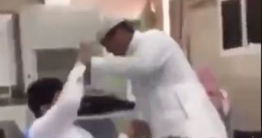 مزحة ثقيلة.. طالب سعودى يضرب زميله فى المدرسة وتعليم السعودية تفتح تحقيقا..فيديو
