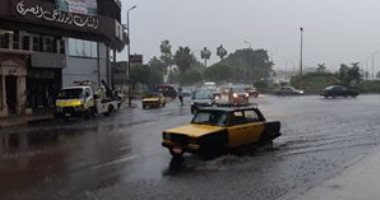 قارئ يشارك بصور لتساقط الأمطار بشارع فؤاد بالإسكندرية