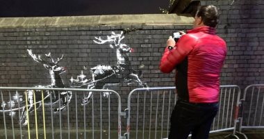 جدارية بانسكى "عيد الميلاد" تحت حماية الشرطة البريطانية بعد تشويهها.. صور