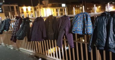  حملة أيرلندية بتعليق "ملابس الشتاء" على جسر "هابينى" للمشردين