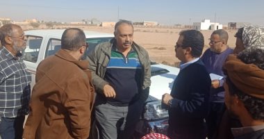 صور.. رئيس مدينة مرسى مطروح يتفقد قرية الحلازين ويستمع لمطالب الأهالى