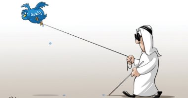 كاريكاتير صحيفة سعودية يسخر من تداول الاخبار الكاذبة على السوشيال