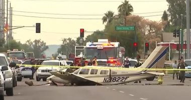 لحظة مرعبة .. طائرة تسقط بشارع وتحطم السيارات فى ولاية أريزونا الأمريكية