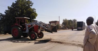 إزالة المطبات العشوائية على طريق "مصر - أسوان" السريع بمركز إدفو