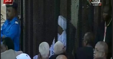 وصول عمر البشير إلى قاعة المحكمة فى الخرطوم لحضور جلسة النطق بالحكم 