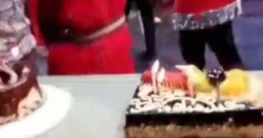 أسرة مسرحية الملك لير يحتفلون بعيد ميلاد مجدى كامل على المسرح.. فيديو