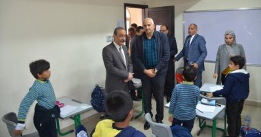 صور.. محافظ الإسماعيلية يتفقد المدرسة الدولية بالمجمع التعليمى للغات