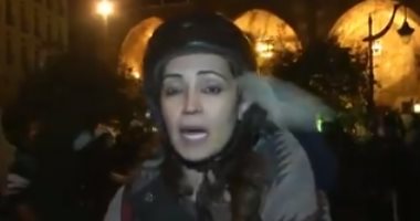 مراسلة "سكاى نيوز" تتعرض للرشق أثناء تغطية تظاهرات لبنان .. فيديو