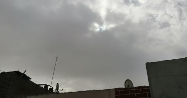 صور.. أمطار خفيفة وتجمعات للسحب على مدينة بنى سويف