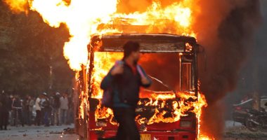 صور..احتجاجات الهند تتحول إلى حرب شوارع والمتظاهرين يضرمون النار بالسيارات