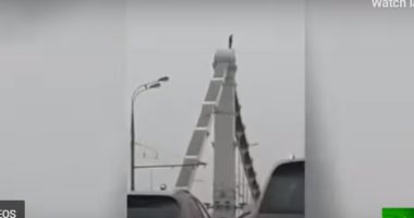 فيديو.. محاولة انتحار على جسر وسط موسكو ترصدها الكاميرات 