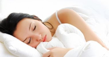 8 نصائح للعناية ببشرتك قبل النوم.. "هتصحى وشك منور" 