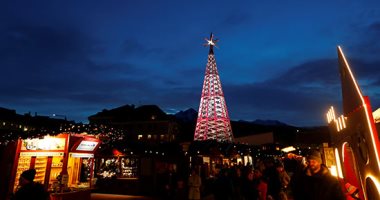 أسواق ألمانيا والنمسا تتزين بالأشجار المضيئة استعدادا لاحتفالات الكريسماس