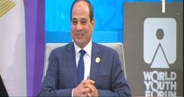 الرئيس السيسى يداعب نائب محافظ المنوفية: "خلى بالك أنت بقيت فى الحكومة"