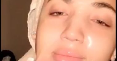 فيديو.. فتاة أمريكية تكاد تنزع جلد وجهها لإزالة "ماسك" تجميل