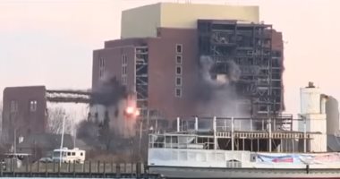 تفجير محطة كهرباء عمرها 100 عام بأمريكا.. فيديو وصور - 