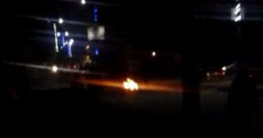 قارئ يشكو من قيام أصحاب المصانع بحرق أسلاك الكهرباء وسط الطريق بالدقهلية