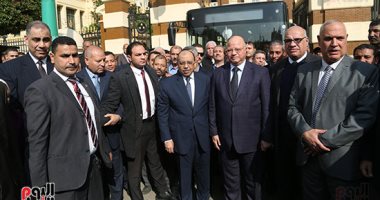صور.. وزير التنمية المحلية ومحافظ القاهرة فى جولة بالأتوبيس الكهربائى 