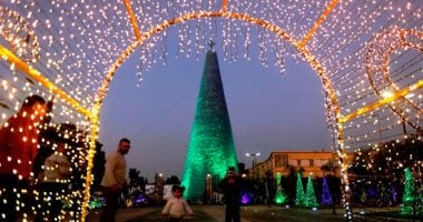 شجرة عيد الميلاد فى لبنان مصنوعة من 120 ألف عبوة بلاستيكية 