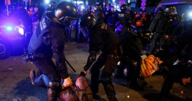 اشتباكات عنيفة بين متظاهرين والشرطة عقب مباراة الكلاسيكو الإسبانى