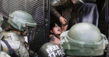 صور.. الشرطة تسحل المتظاهرين خلال احتجاجات ضد الحكومة فى تشيلى