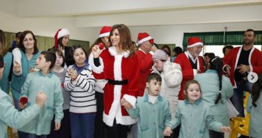 نجوى كرم بزي بابا نويل توزع هدايا على أطفال جمعية خيرية بلبنان.. فيديو وصور 