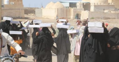مركز الملك سلمان للإغاثة يوزع تمور وحقائب شتوية فى محافظات اليمن