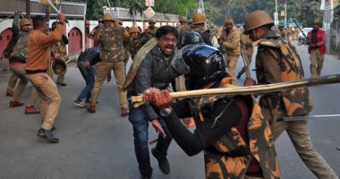 الشرطة الهندية تسحل وتضرب النساء والعجائز خلال احتجاجات ضد قانون الجنسية الجديد