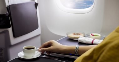 محكمة العدل الأوروبية تقضى بتعويض راكبة سقطت عليها القهوة فى الطائرة 