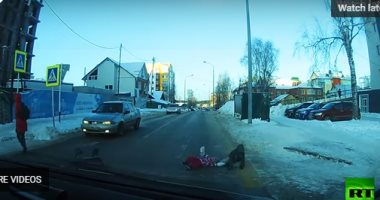 أم غافلة تفقد طفليها على ممر للمشاة ب مدينة خانتى مانسيسك الروسية