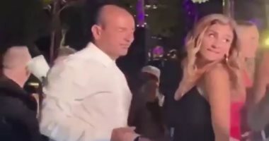 عمرو دياب يرقص مع دينا الشربينى فى مناسبة خاصة.. فيديو