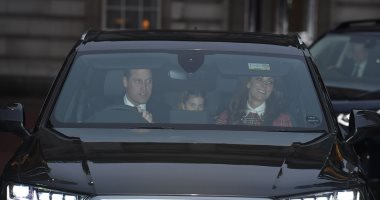 تاكسى ملكى.. الأمير ويليام يقود السيارة بعائلته خلال عودتهم من غداء عيد الميلاد
