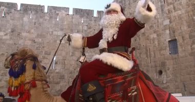 فيديو.. بابا نويل يوزع أشجار الكريسماس على سكان القدس
