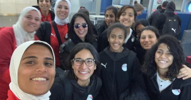 صورة سيلفي لمنتخب السيدات مع مني زكي بمطار القاهرة