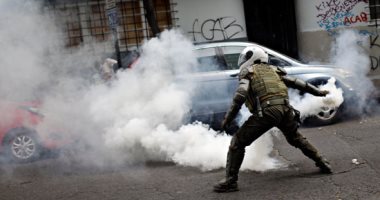 الشرطة فى تشيلى تسحل وتعتقل المتظاهرين خلال احتفالات اليوم الوطنى
