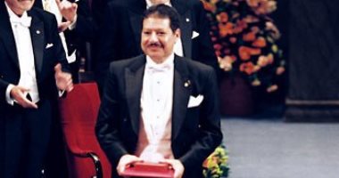 نوبل تحتفل بصورة تكريم الدكتور أحمد زويل بالجائزة عام 1999 فى الكيمياء اليوم السابع