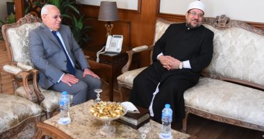 صور.. محافظ بورسعيد يستقبل وزير الأوقاف قبل صلاة الجمعة بمسجد السلام 