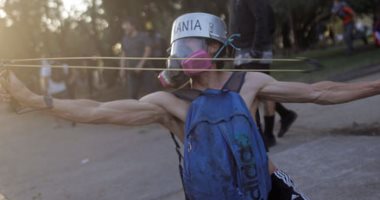استمرار الإشتباكات بين المتظاهرين وعناصر الشرطة فى تشيلى