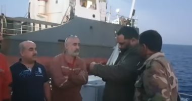 شاهد.. لحظة توقيف بحرية الجيش الوطنى الليبى لسفينة طاقمها تركى
