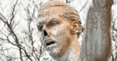 للمرة الثالثة.. مجهولون يخربون تمثال إبراهيموفيتش بمسقط رأسه فى السويد