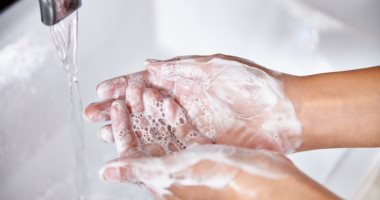 تعلم كيفية تعقيم يديك بشكل صحيح للحماية من الفيروسات