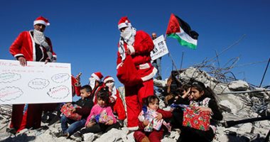 فلسطينيون بزى بابا نويل فوق أنقاض منازل هدمها الإحتلال الإسرائيلى 