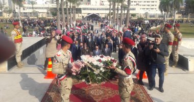 صور.. محافظ بورسعيد يضع إكليل الزهور على النصب التذكارى فى عيد النصر